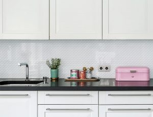 TR1-GWZ_zip connection white triangle tiled kitchen backsplash design