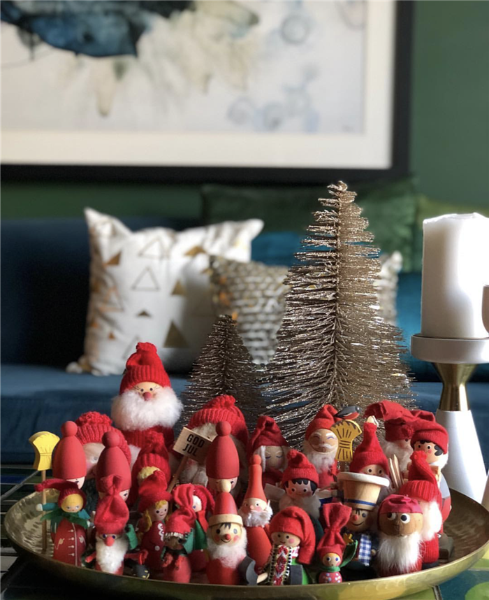 Have Fun With Many Santas_ christmas decoration ideas for home (1)